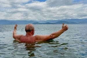 ‘Começar o ano com muita energia para rodar o Brasil’, diz Lula durante banho de mar