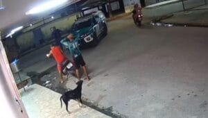 Viatura da PM chega bem na hora da fuga de assaltantes em Manaus e vídeo viraliza