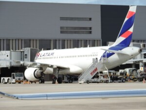 Com greve na Argentina, Latam e Gol cancelam voos para país vizinho