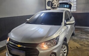 PC prende mulher que adulterou placa para não pagar IPVA e burlar restrições, em Manaus