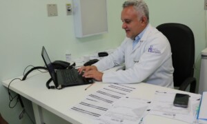 Lavar bem o pênis com água e sabão salva vidas, alerta urologista da FCecon