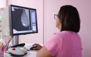 Câncer de mama: Amazonas deve registrar 500 novos casos neste ano. Detecção precoce é crucial!