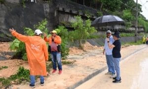 David inspeciona trabalho em trecho da avenida das Torres após queda de barranco