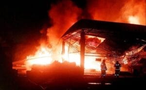 Incêndio de grande proporção atinge fábrica de colchões no Distrito; Mais de 60 mil litros de água foram usados