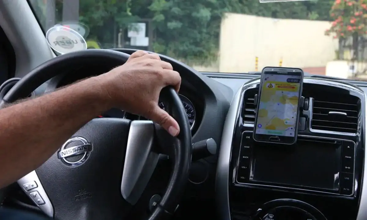 Motoristas de app têm maior risco de endividamento, alerta TST