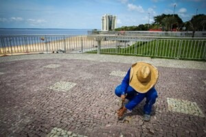 Prefeitura faz novos serviços de reposição manual de pedras portuguesas na Ponta Negra