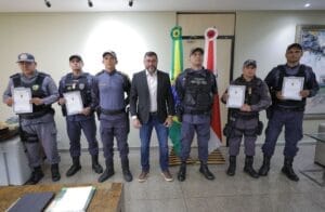 Wilson Lima concede medalha a PMs por maior apreensão de armas da história do Amazonas