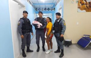 PMs ajudam no parto de bebê dentro da viatura em Manacapuru