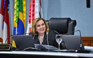 Presidente do TCE-AM, Yara Amazônia Lins, entrega medalhas do Colar do Mérito de Contas