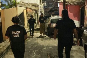 Adolescente de 13 anos é vítima de estupro coletivo após conhecer um dos 8 criminosos na internet, em Manaus