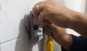 Idoso instala câmera no banheiro para filmar a própria neta de 12 anos e declara: ‘Ato impensável’