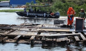 Prefeitura inicia retirada de flutuantes irregulares no Tarumã-Açu