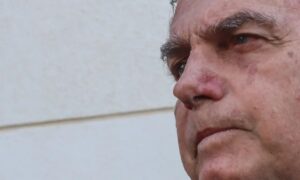 Defesa diz que Bolsonaro não usou celular durante visita de Nikolas