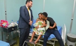 Noiva Yanomami dá à luz horas antes de casamento e juiz celebra união dentro do hospital, no Amazonas