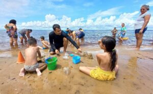 Manaus orienta pais e responsáveis sobre cuidados com crianças na praia da Ponta Negra