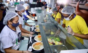 Prato Cheio serviu mais de 4 milhões de refeições e programa é referência nacional no combate à fome