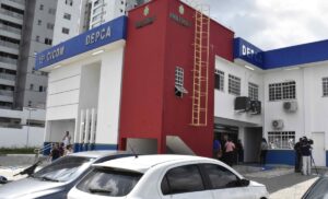 Madrasta confessa que queimou mãos e pernas de criança de 1 ano após discutir com o pai da vítima, em Manaus