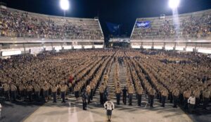 Mais de 2,5 mil alunos dos Colégios Militares recebem o bibico durante entrega solene