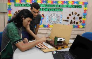 Escola projeta teclado musical voltado para alunos com deficiência auditiva, visual e intelectual