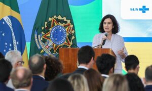 ‘Brasil vai ampliar oferta de doses contra a dengue em 2025’, diz ministra da Saúde