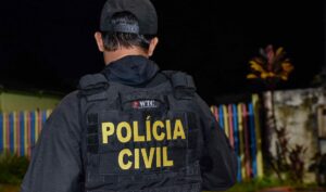 Trio invade casa, um dos criminosos molesta uma vítima e falam que entraram no imóvel errado, em Manaus