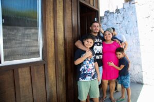 Prefeitura entrega casas recuperadas para famílias vítimas de incêndios em Manaus