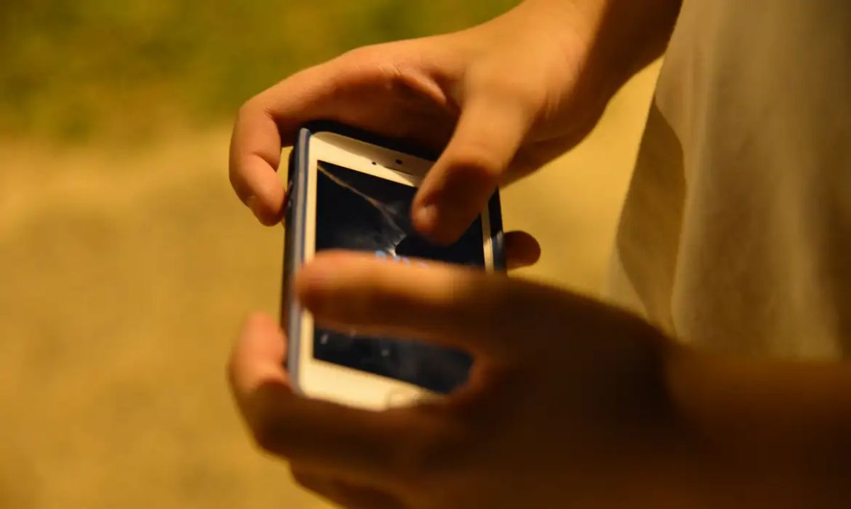 celular jovem crianca