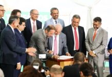 Lula assina MP que prevê redução de 3,5% a 5% na conta de luz