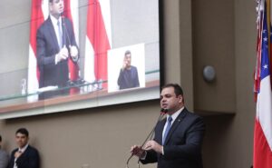 Roberto Cidade comanda votação em que foi aprovado reajuste salarial para os servidores do Legislativo Estadual