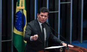 Desembargador pede vista e suspende julgamento de Moro