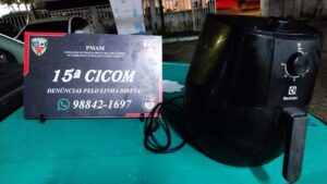 No trabalho, homem vê pelas câmeras sua casa sendo invadida; air fryer foi recuperada e suspeito agredido por populares