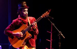 Fernando Anitelli apresenta “Histórias para Cantar” no Teatro Amazonas
