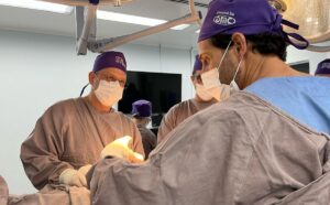 Esperança para pacientes com doenças degenerativas: cirurgia na FHAJ utiliza técnica inovadora com luz infravermelha