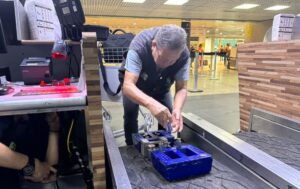 Balanças irregulares no Aeroporto de Manaus: Ipem interdita equipamentos em guichês de companhias aéreas
