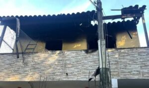 Adolescente de 16 anos mata os pais adotivos a marteladas e sai pra lanchar com o amigo após o crime