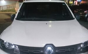 Homem se nega a entregar carro a Oficial de Justiça durante mandado de busca e apreensão, em Manaus