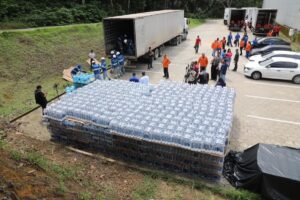 Manaus envia quase 70 mil litros de água potável para ajudar vítimas das enchentes do RS