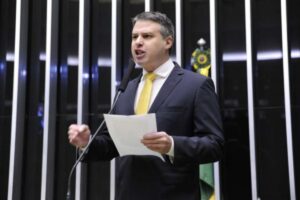 Prefeito de Manaus decreta luto oficial de três dias pela morte de Arthur Bisneto