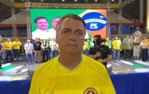 “Sou meio duro na queda, mas vim”, diz Bolsonaro ao receber alta hospitalar, em Manaus