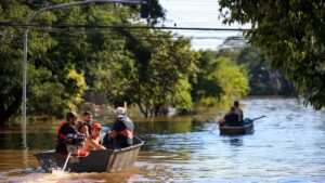 Com chuva e vento fortes, Porto Alegre suspende resgates com barcos