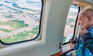 Lula sobrevoa áreas atingidas por enchentes no Rio Grande do Sul: ‘Chegamos para fortalecer o trabalho’