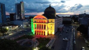 Teatro Amazonas recebe iluminação com as cores da bandeira do Rio Grande do Sul