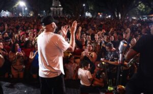 Show beneficente ‘Do Nada Um Pagode’ para arrecadar doações ao RS lota o Largo de São Sebastião