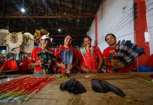 Parintins 2024: Garantido leva sustentabilidade para a arena com a produção de penas artesanais