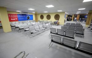 Em Parintins, Wilson Lima entrega aeroporto Júlio Belém revitalizado e 150 triciclos reformados