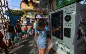 Parintins 2024: espaço ‘Recicla, Galera’ oferece pochetes e copos do boi em troca de resíduos