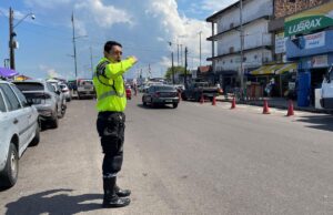 Agentes de trânsito atuam na Manaus Moderna para garantir fluidez e segurança nas áreas de embarque