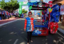 ‘Me sinto privilegiada e feliz’, diz com simpatia e bom humor a única mulher a conduzir triciclo em Parintins