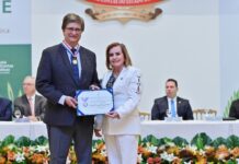 TCE-AM homenageia procurador da República e embaixador com medalha do Mérito de Contas