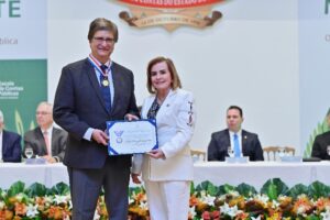TCE-AM homenageia procurador da República e embaixador com medalha do Mérito de Contas